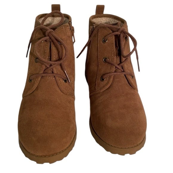 Jellypop woman’s tan faux suede ankle boots. Inside has faux fur. Size 7.5 - Picture 2 of 8